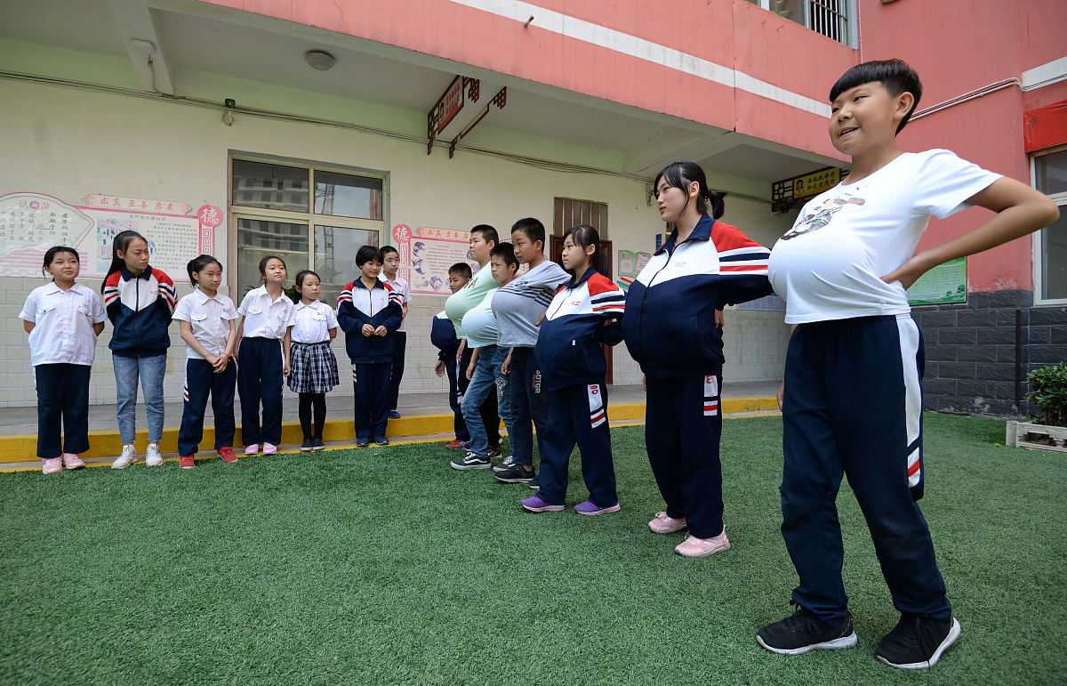 2018年5月9日,河北邯郸,火磨小学的学生在模拟孕妇行走.