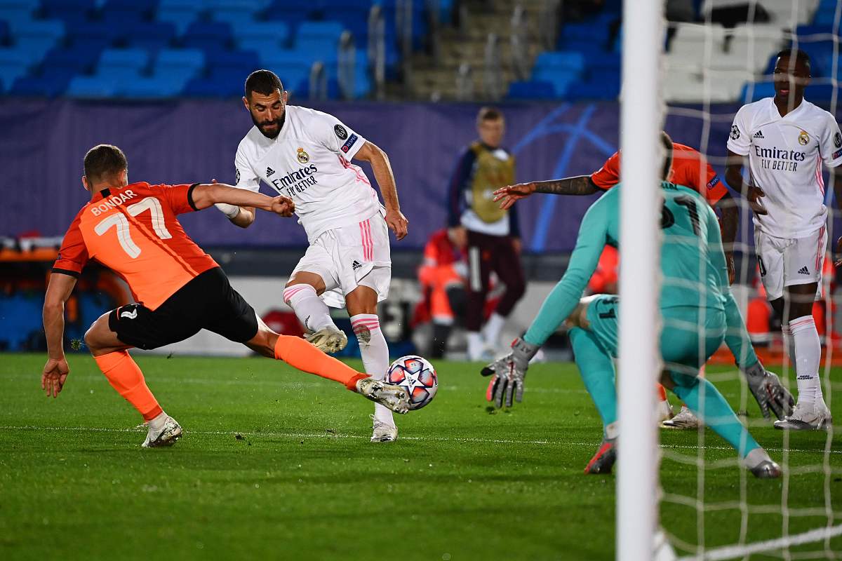 real madrid's fren<strong>c</strong>h forward karim benzema (c) challenges