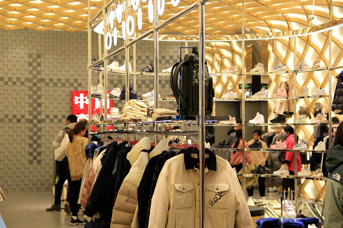 2021年11月27日,上海,松江印象城,中国李宁品牌专卖店.