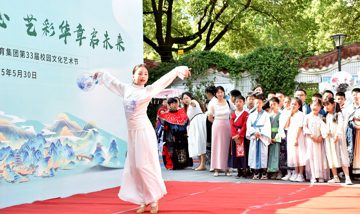 安徽黄梅戏艺术职业学院有高铁乘务专业吗