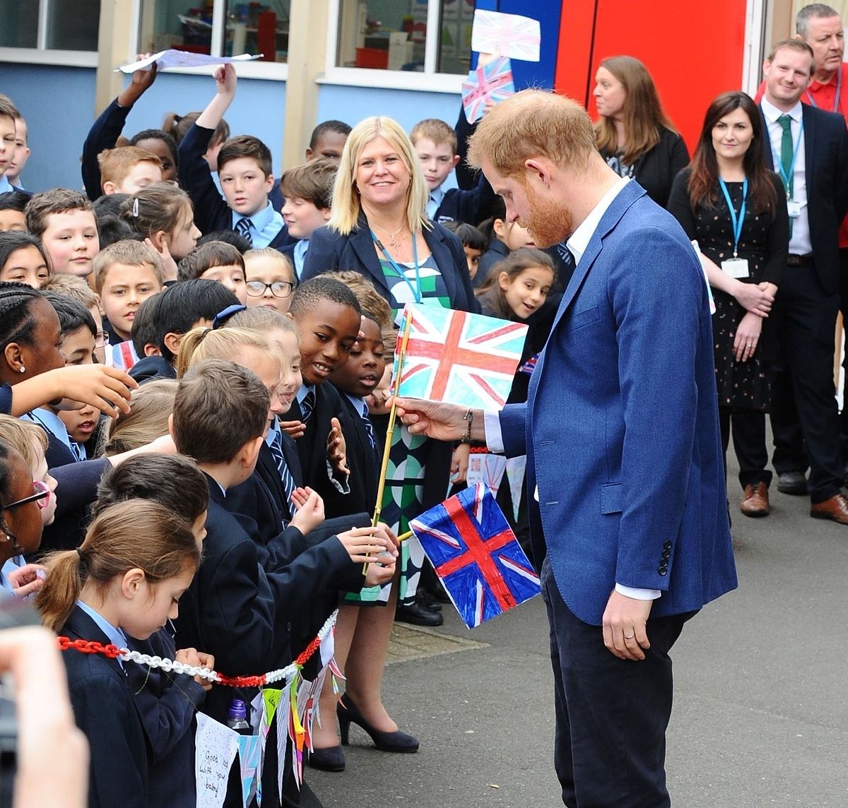 当地时间2019年3月20日,英国阿克顿,英国哈里王子(prince harry)到访