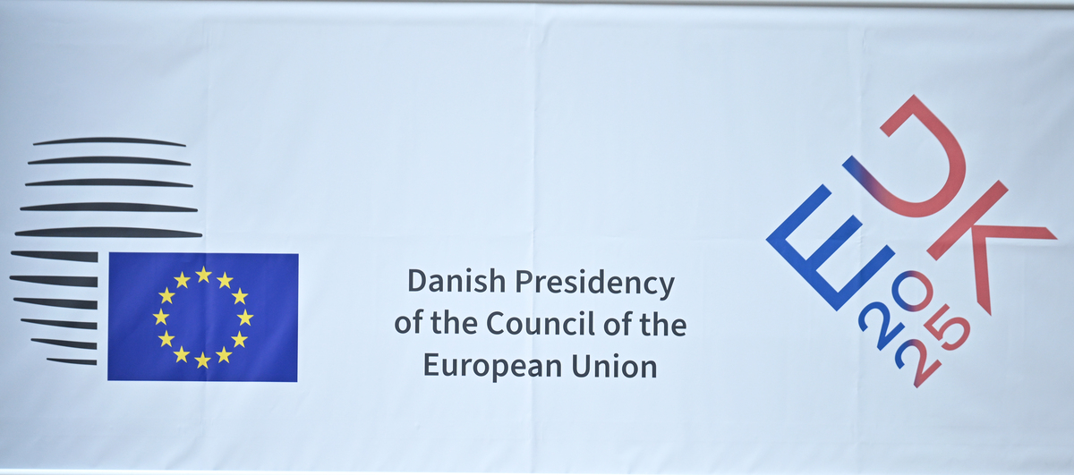 Why is the Prime minister the most powerful person in the UK What powers does heshe have please introduce is in detail！！！！no less than 1000 words