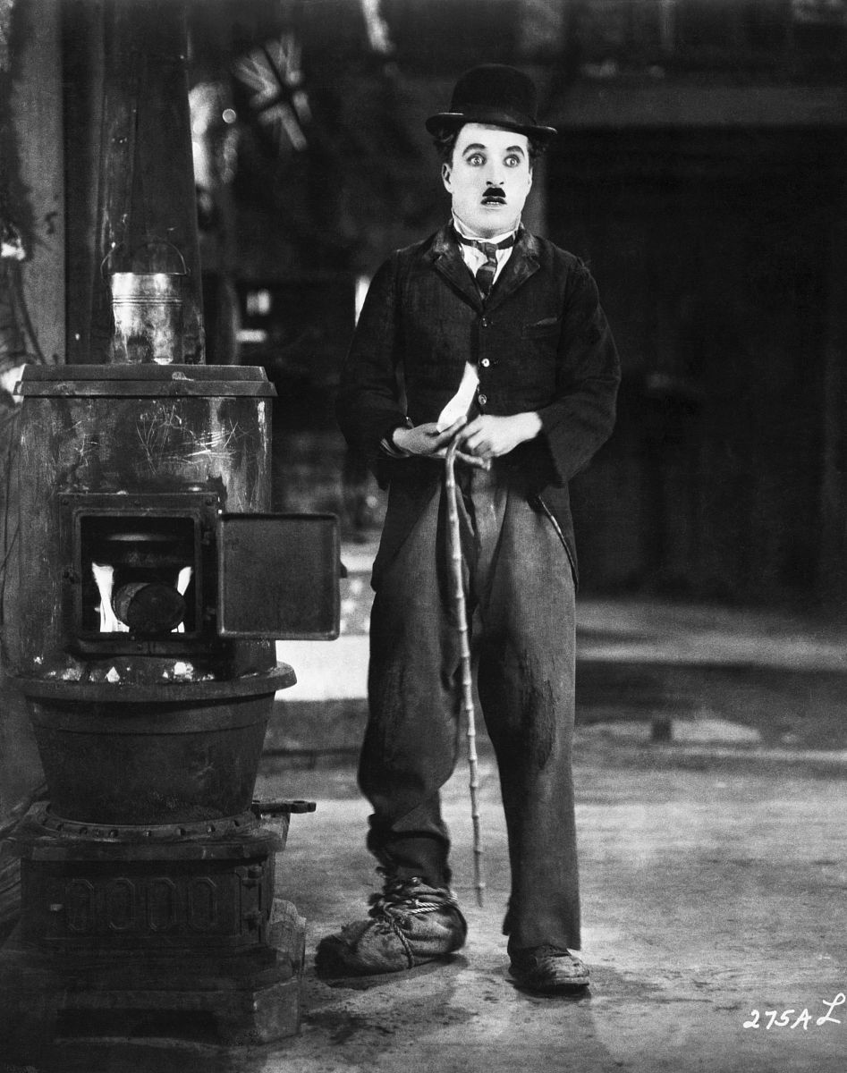 1925年,查理·卓别林在电影《淘金热》中的剧照.charlie chaplin in a