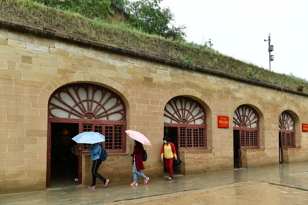 论述研究延安市杨家岭红色旅游景区培养高素质的红色旅游专业人才不少于500字。