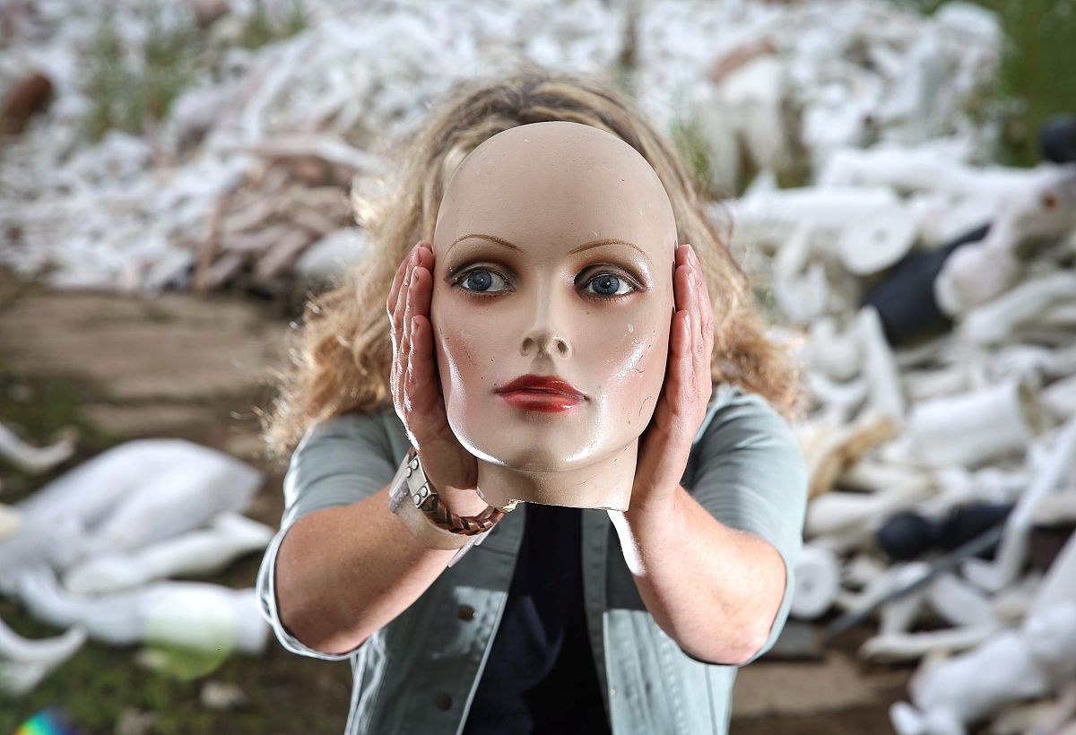 总结概况black scholes模型的优缺点, 参数的注意事项. 还有monte carlo的优缺点, 以及这两个模型的比较. 以论文总结部分的形式来回答.