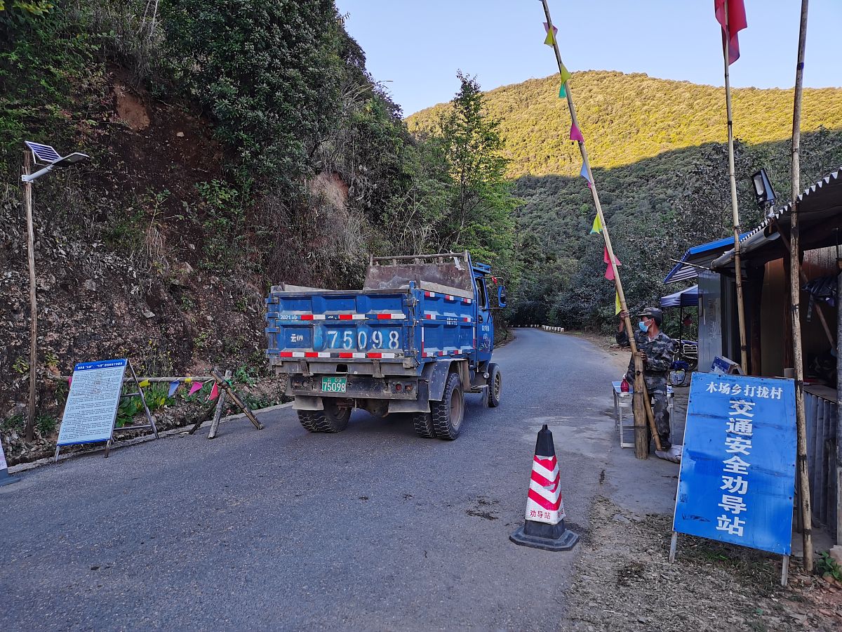 因此对于偏远山区的医疗点配置和道路维修问题应该采取积极有效的措施进行解决。在医疗点配置方面可以加大对于偏远山区的医疗资源投入增加医疗设施和医疗人员的数量提升医疗服务水平。在道路维修方面可以加大对于道路建设和维修的投入力度加强对于偏远山区的基础设施建设保障道路的安全和可靠性。论文设计思路800字