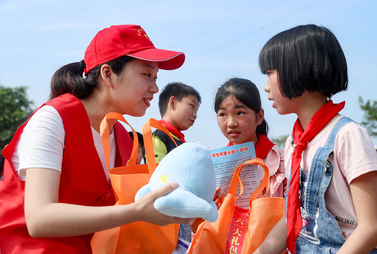 2020年5月29日,四川省广安市华蓥市的志愿者在阳和镇双碑村小给留守娃