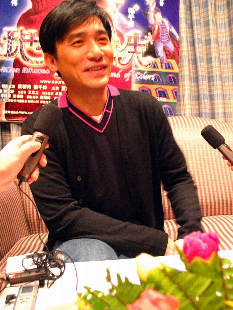 2003年12月26日,香港影星梁朝伟在南京参加电影《地下铁》影迷见面会,