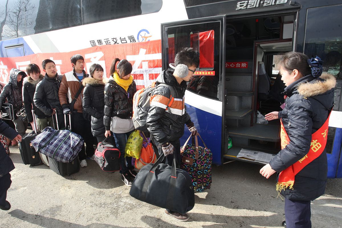 学校组织春运专车：方便学生回家，传递温暖与关怀