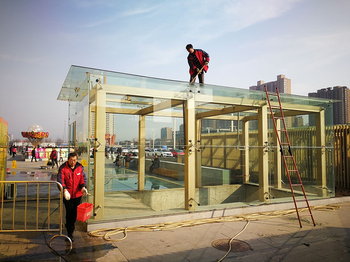 户外廊架坐凳维护保养案例同事们调色刷漆保养