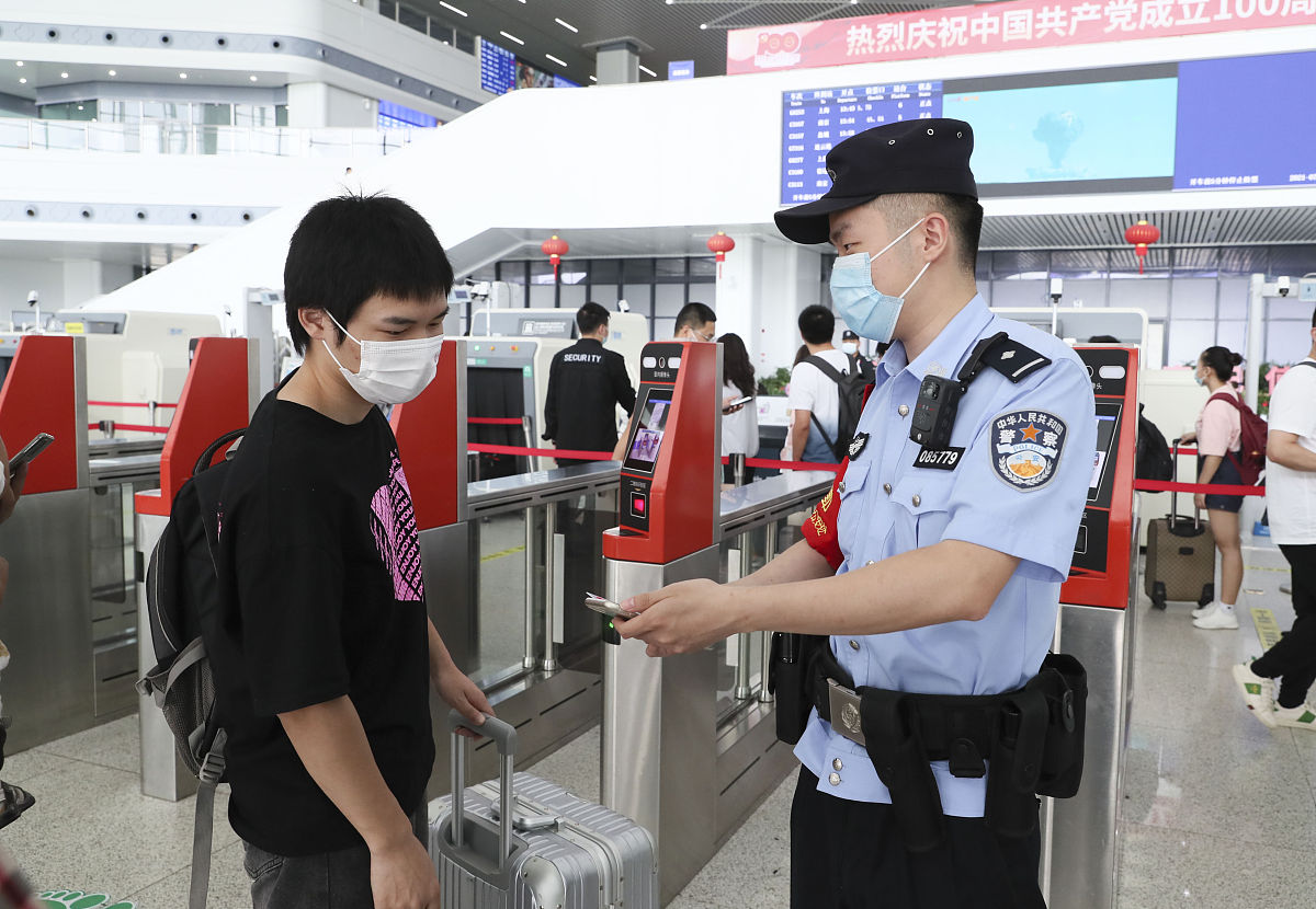 尽职尽责的安检手检员：用英语和翻译软件沟通，为乘客提供优质服务