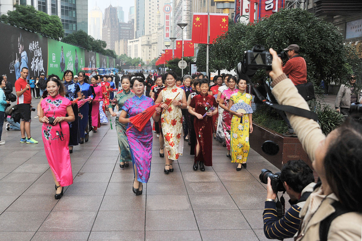 以一条建筑风格为民国风的步行商业街为背景创作一个沉浸式换装跑团式详细剧本突出线性跑团可加入手机AR元素步行街内有超大BB机和大哥大等雕塑可以借用还有一段残破建筑街道要求剧本中不要出现谋杀、阴谋之类的字眼剧情积极向上要注重趣味性和对年轻人的吸引力整体时长在两小时以内