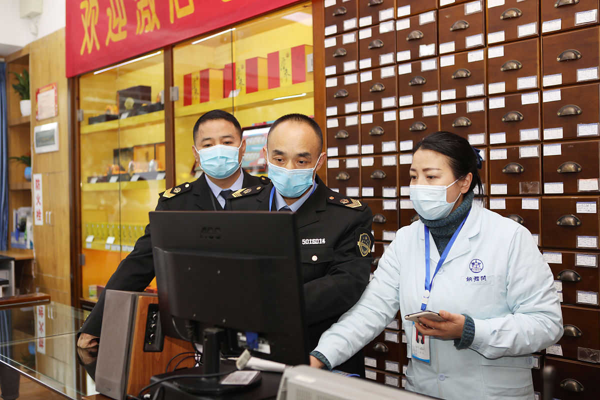 这个问题突出体现在基层零售药店。目前在我国村一级零售药店配备执业药师的比例 ＜20 ＞80 的农村药品零售药店没有配备执业药师或存在执业药师挂名现象 执业药师必须在岗才能销售处方药的规定难以落实。同义句转换