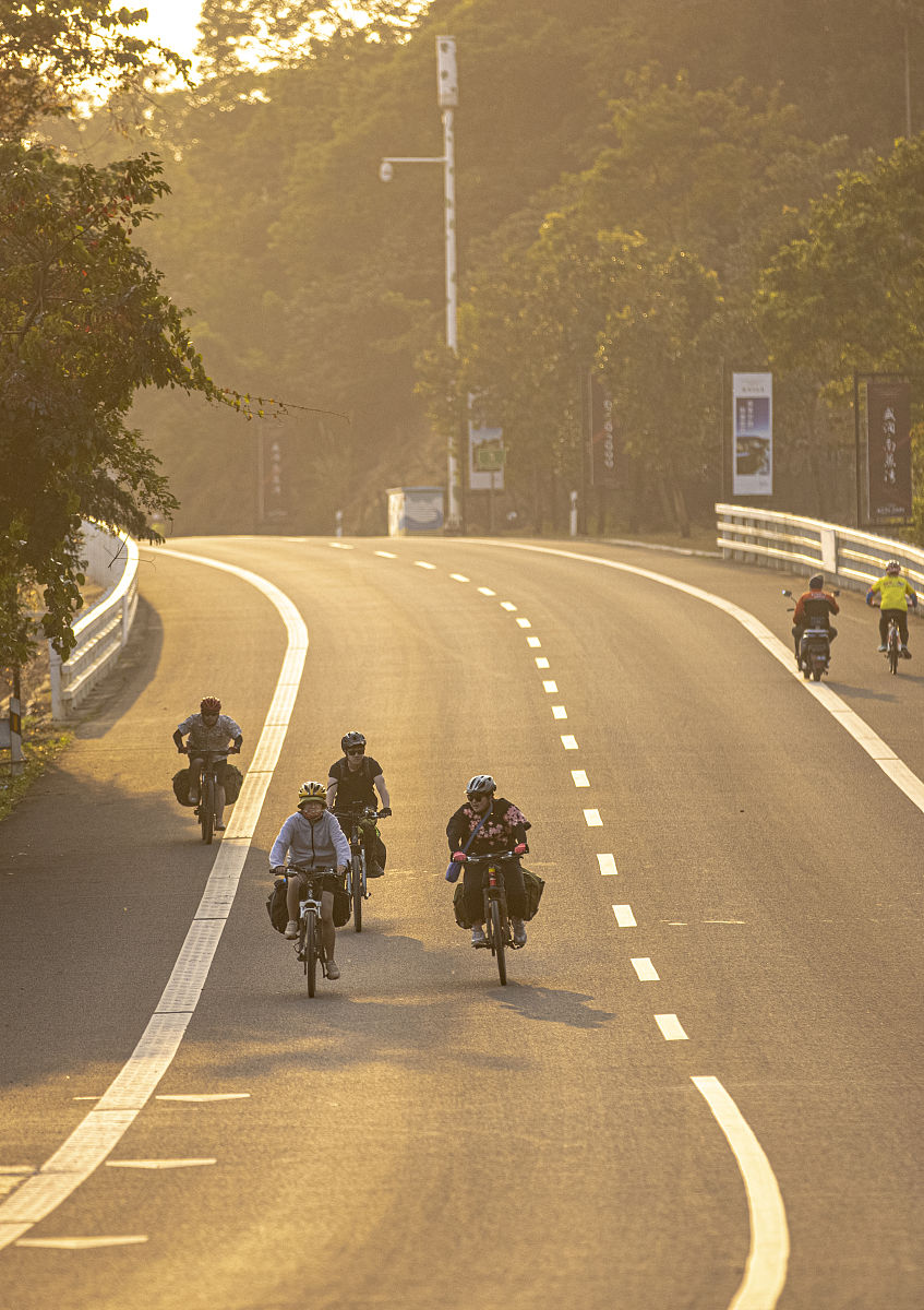 梦见在公路上吃饭是什么意思