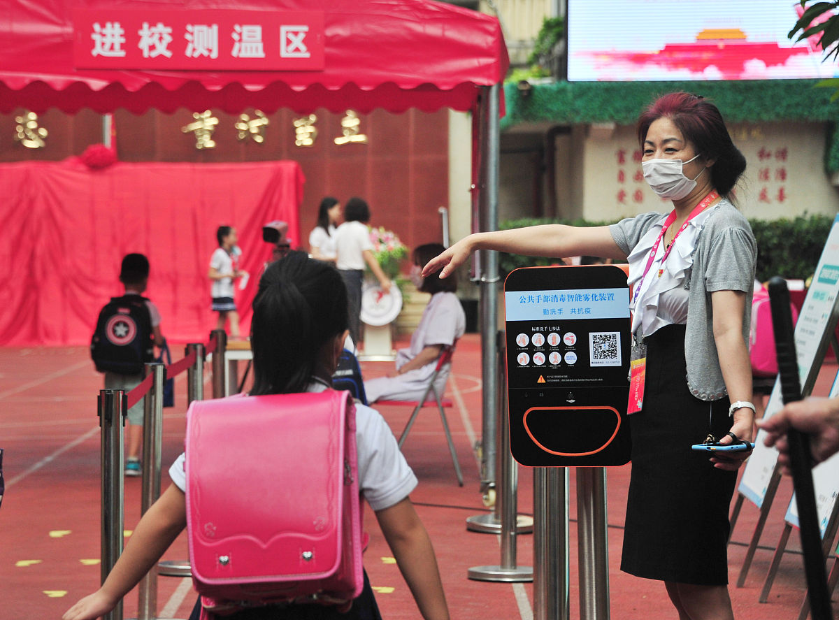 小学生讲解如何佩戴口罩，