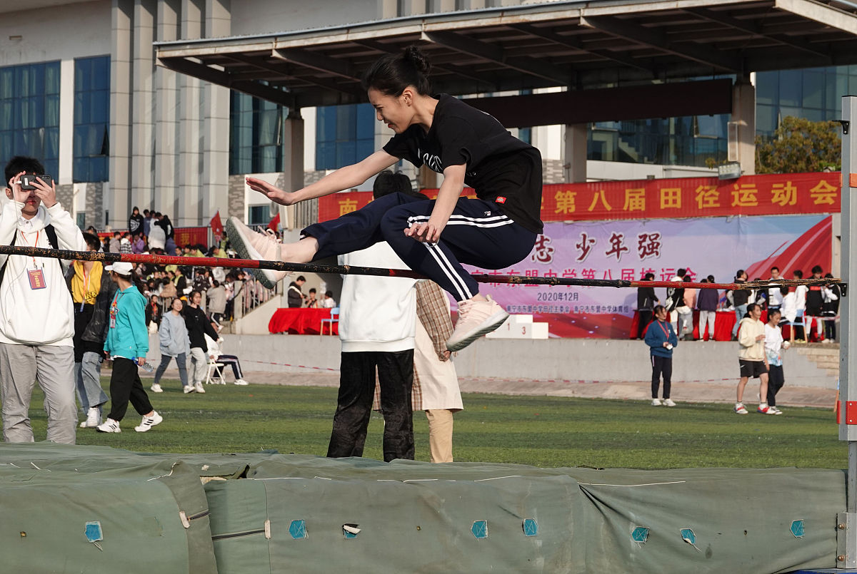 巾帼不让须眉！女子后抛实心球比赛加油稿