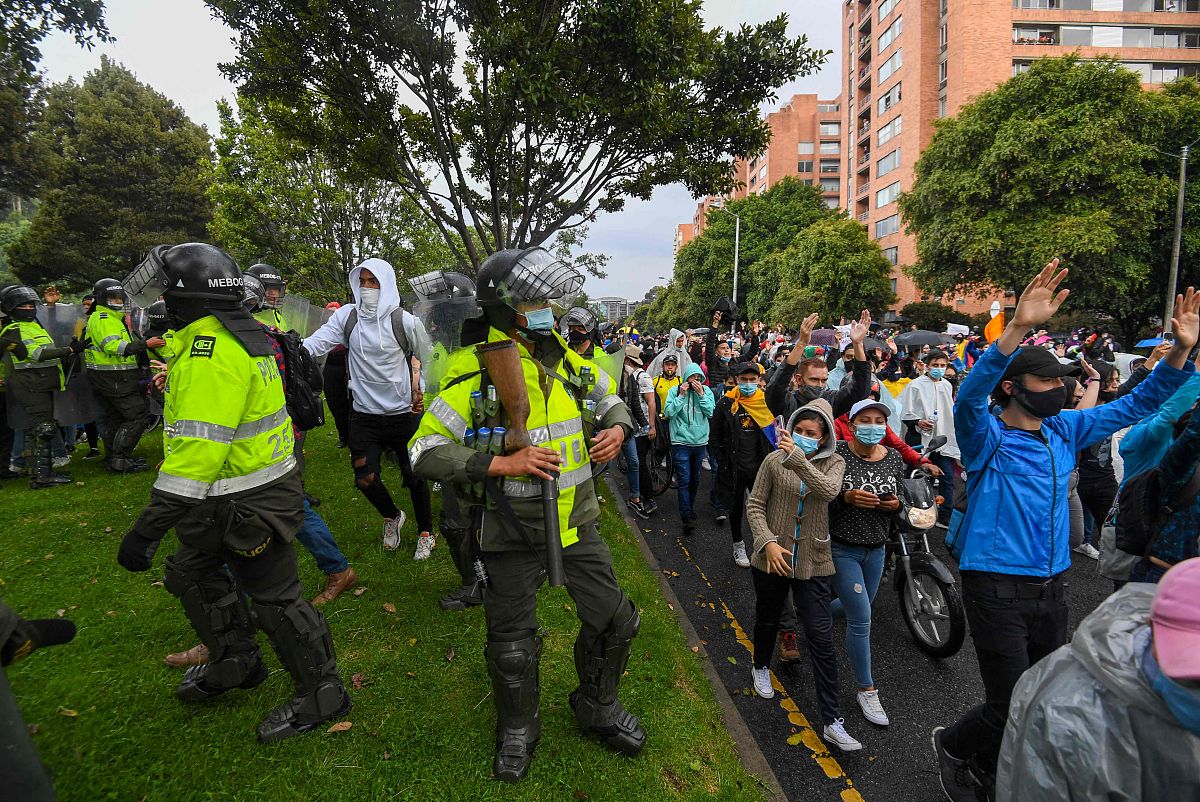 选择中国当前的某一税制改革理论问题完成一份专业文献综述题目自拟。要求1、外文文献不少于6篇中文文献不少于20篇。2、字数不少于2500字。