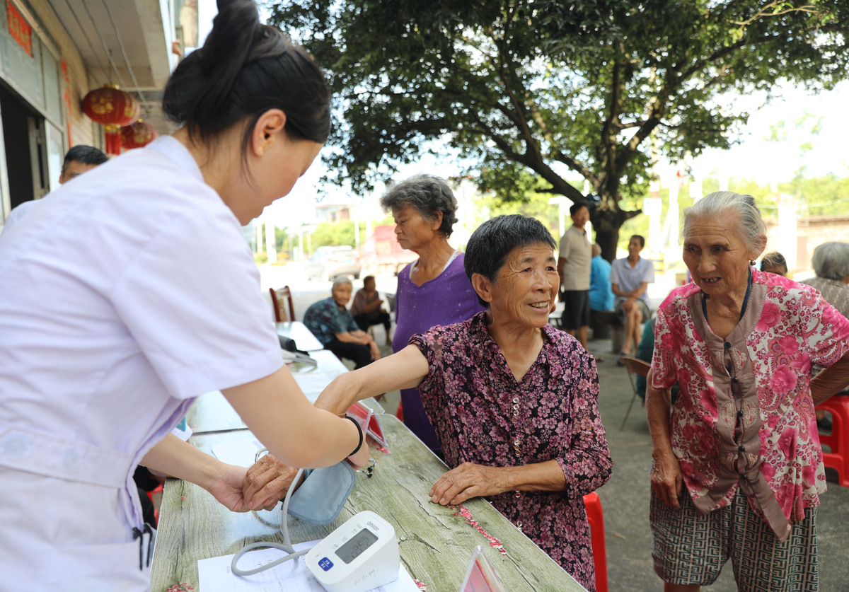 你是一位三下乡的学生请你为题目为农村医疗普及和改革发展的社会实践活动写4篇日记要求位于银花镇每篇不少于三百字不多于两百字。