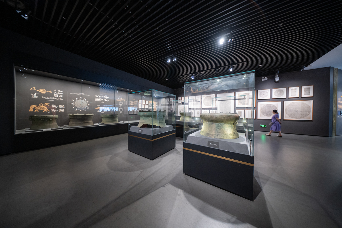 根据下列文字生成会议纪要：对的对的所以说这个就是这种数字化的这种博物馆技术现在在全国很多地方都有迫切有这个需求因为博物馆动辄都是数万平方米我们传统的方式我们没办法做对吧？然后你看它扫完之后里面的这个可移动和不可移动我全部都出来了。对我们是从打造了一个采集数字化到我们的这个平台展示到我们的这个人啊这个视觉slam定位整个技术全部打通了我们做完过之后然后你这个人到那个里面啊然后拍张照片就自动导航而且这