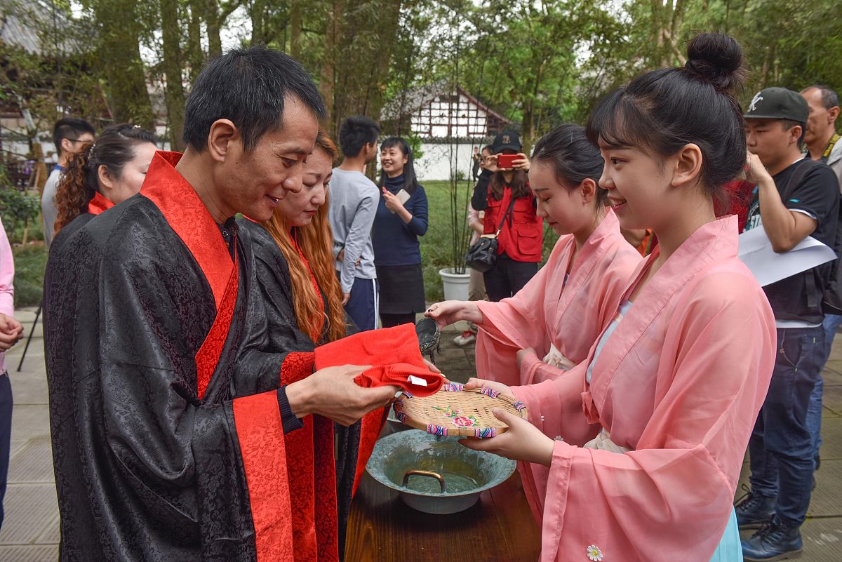 荥经县职业高级中学2020年春季招生简章 - 培养优秀人才，助力未来发展