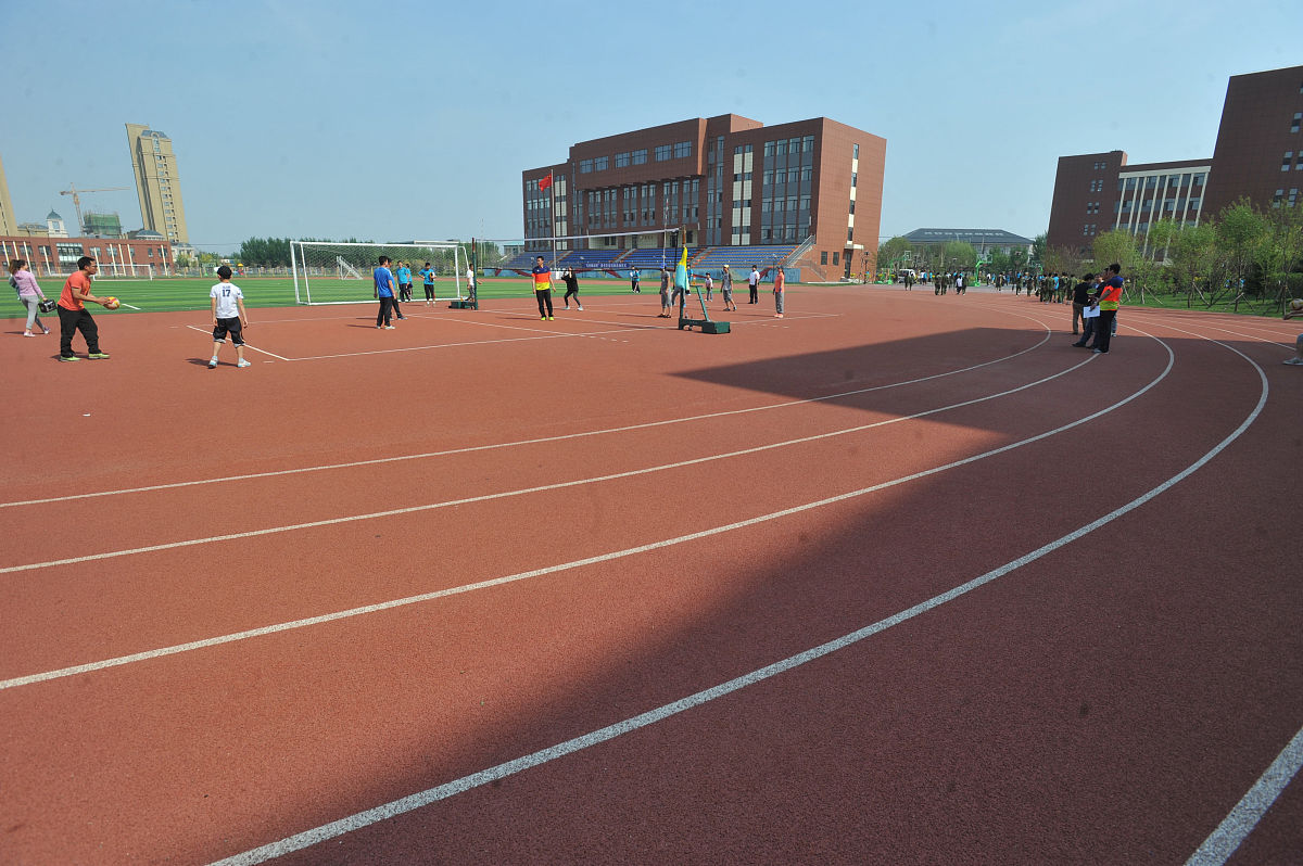 2015年05月13日,辽宁省沈阳市一学校内运动的学生们.