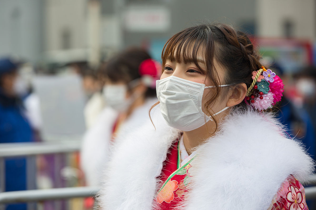 当地时间2021年1月11日,日本横滨,当地少女们盛装庆祝"成人日".日本迎