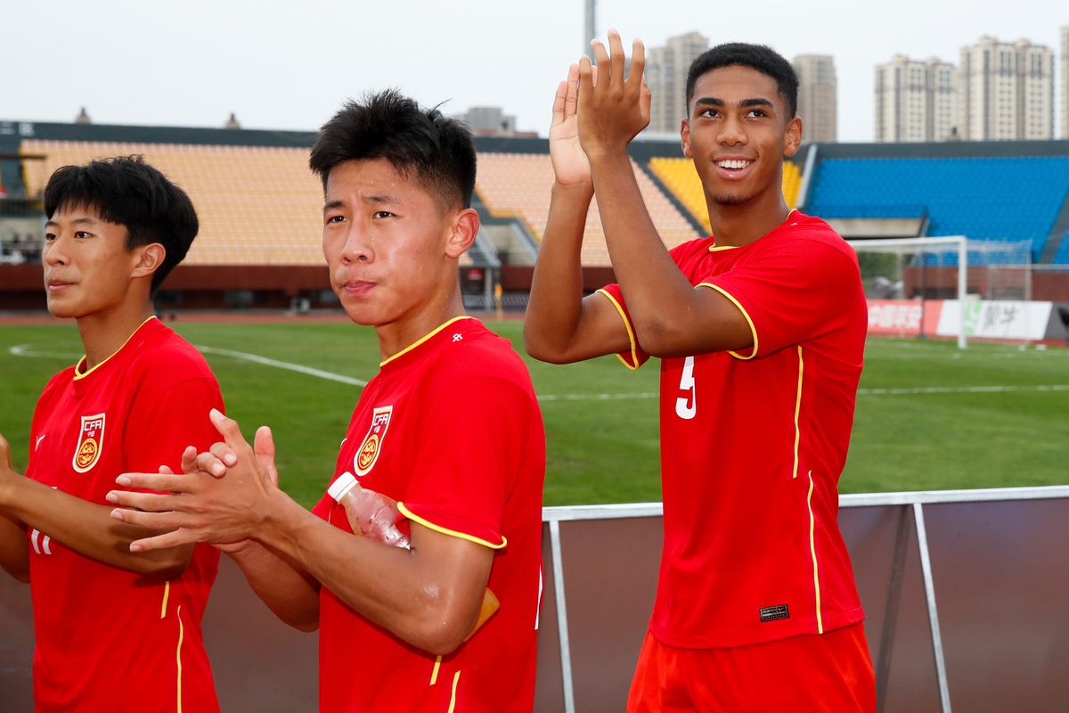 国足2:0越南，徐亮犀利点评引热议：赢球难掩战术混乱