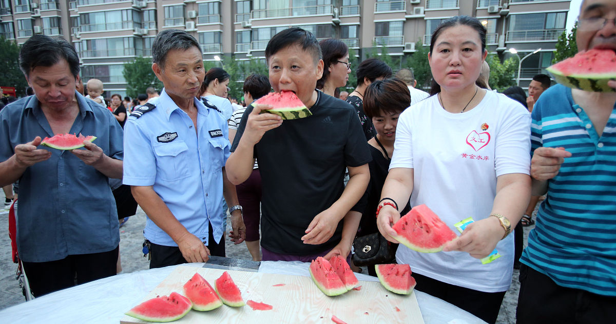 把下面内容进行改写洗稿3月27日河南驻马店的陆同学和室友在街上遇见两位卖瓜的老人买了5个西瓜回去切开后发现全部都变质了。这个故事引起了网友的广泛关注。