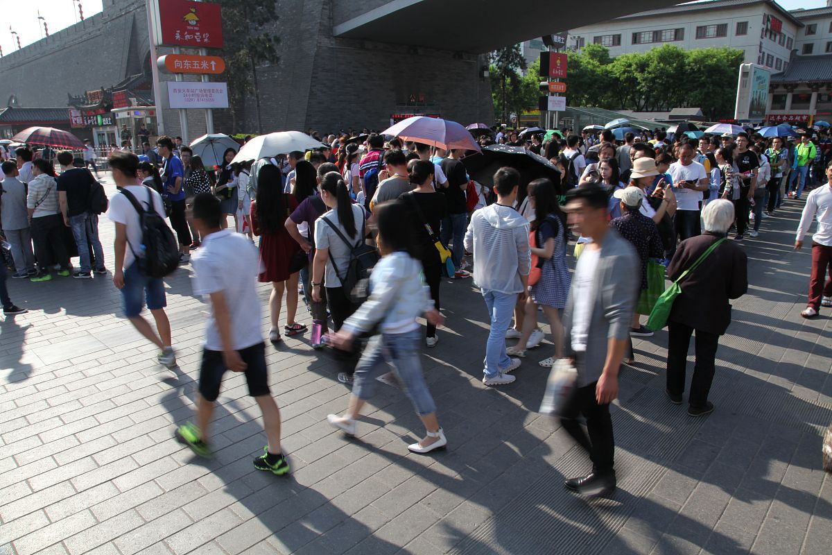如果你是西安的文旅局局长你将如何向大家介绍自己的城市：美食旅游景点人文文化等方面