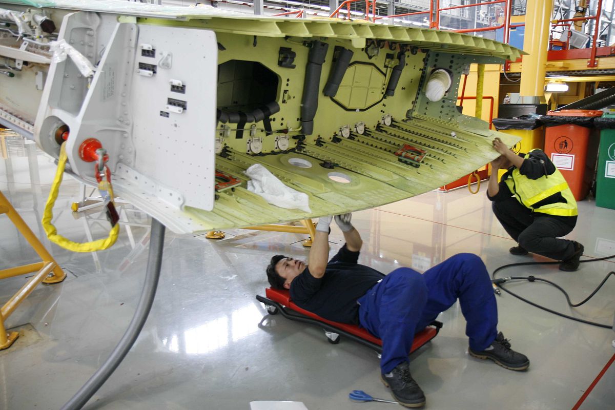 飞机起落架液压系统研究：安全性、效率与环保的关键