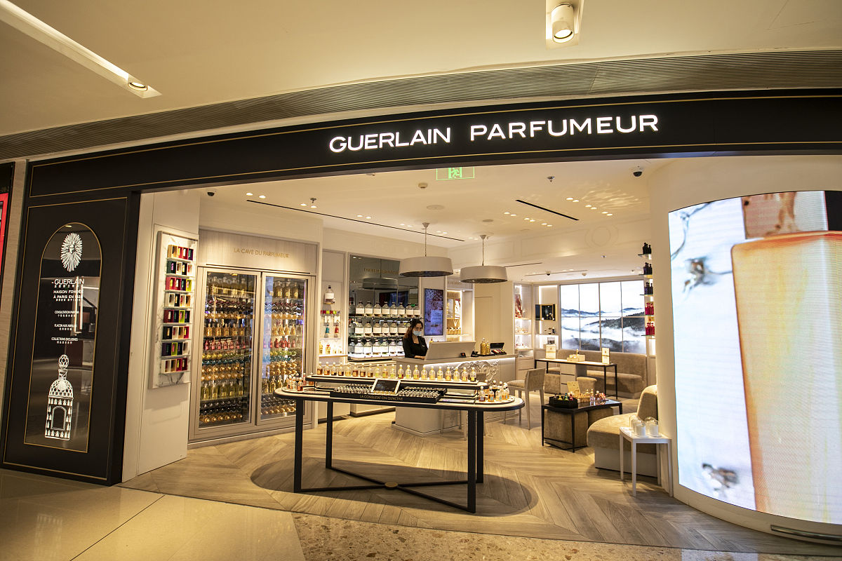 请根据国际风评综合给出最受欢迎的十位调香师并分别给出最畅销的作品其中的九号是娇兰家族的吗