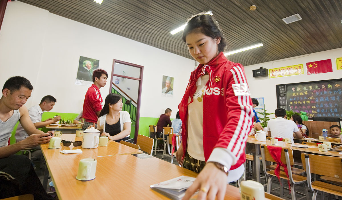 大学生社会实践当服务员第一天：忙碌充实，收获满满