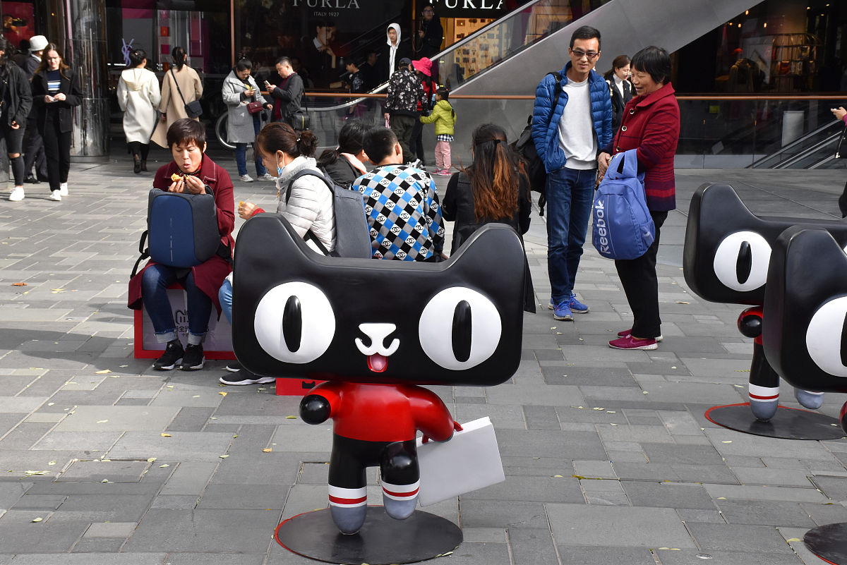 2018年10月28日,北京,"天猫"卡通雕塑亮相三里屯街头,呆萌有趣惹人爱.