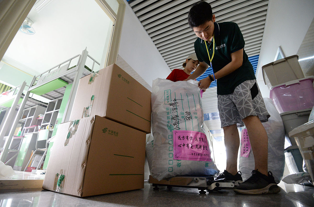 回收快递包装盒劳动教育：当代大学生的环保实践