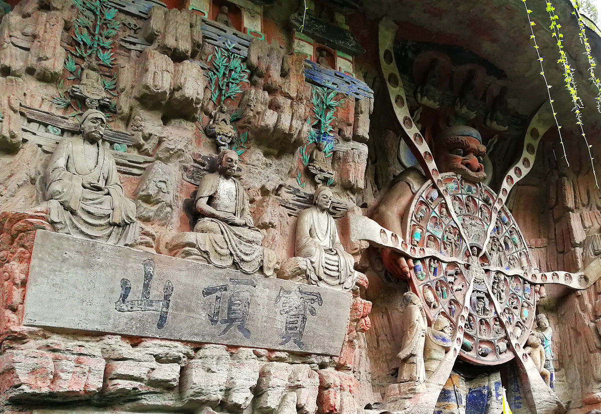 尽管大足区拥有丰富的文化资源但由于产业结构不合理、优势不明显、发展效益不佳以及高质量文化产品和服务供给不足等因素的影响其知名度远远不及重庆其他区县。请重新润色缩减这句话