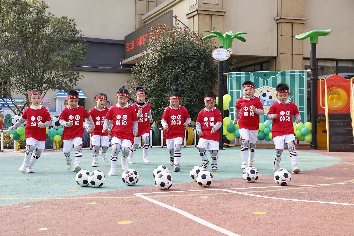 写一篇关于幼儿园区域活动存在的常见问题及对策的研究成果总结写成一段话的形式。