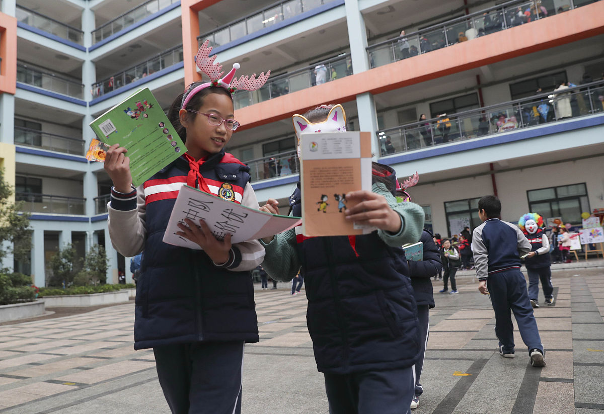2017年12月12日,浙江温州,在百里路小学,学生们精心打扮去吆喝自己的