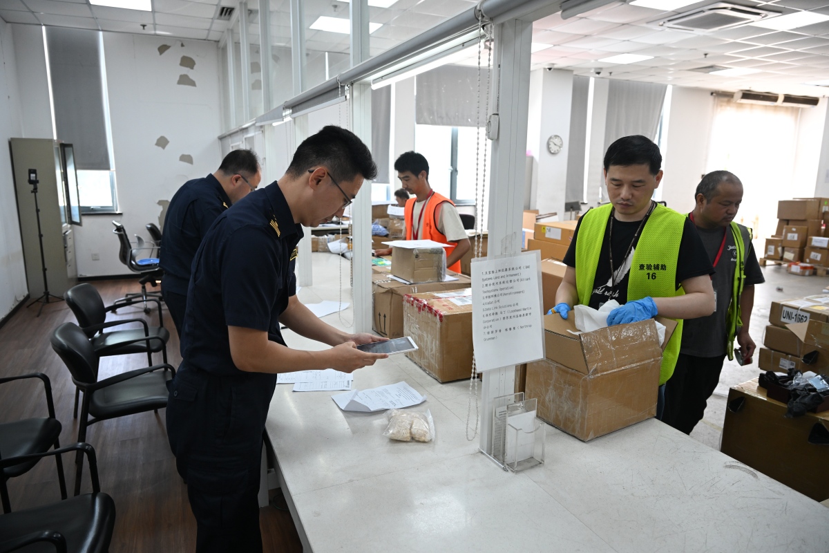 帮我详细描述以下内容并在最后作出总结重点岗位人员快速筛选：接触快运物品筛选	接种状态筛选	状态码状态筛选	检测结果筛选	重点标签筛选