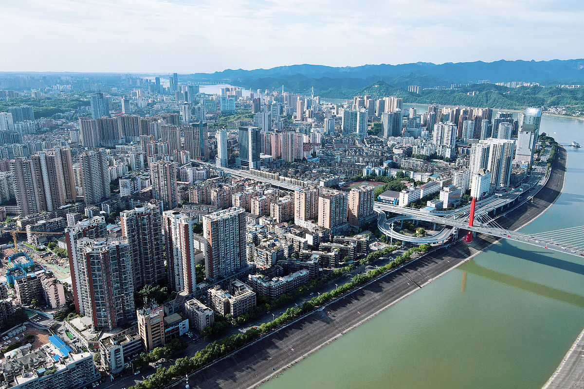 2021年6月4日,湖北宜昌,航拍滨江城市景观.