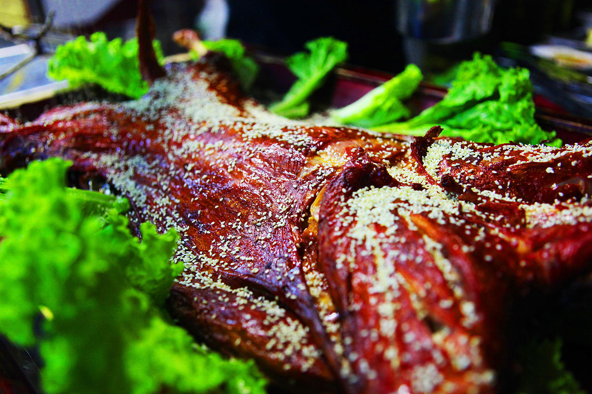 写一篇烤全羊：传统美食香气扑鼻