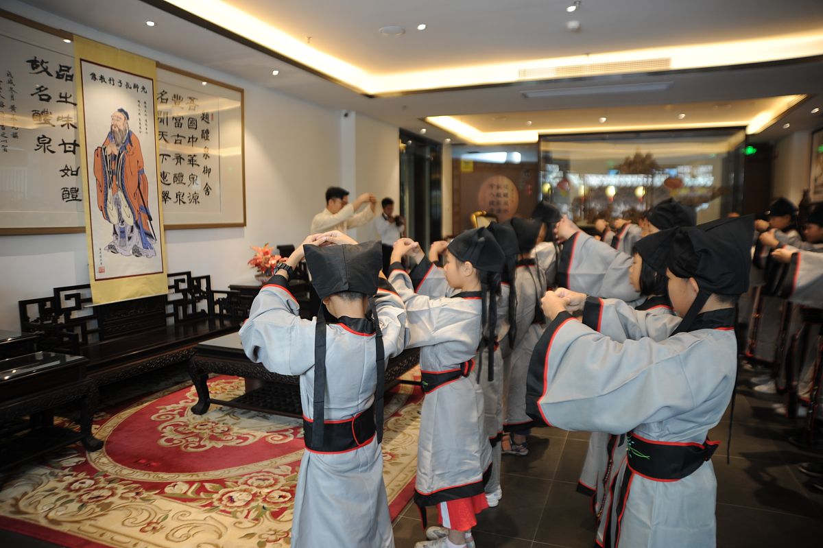 2019年9月28日,广东清远英德浈阳峡醴泉古街开展学<strong>国学</strong>,拜孔子,行开笔