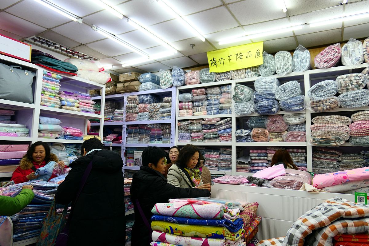 2019年12月12日,北京广安门内大街的菜市口百货市场中心,商家在忙着甩
