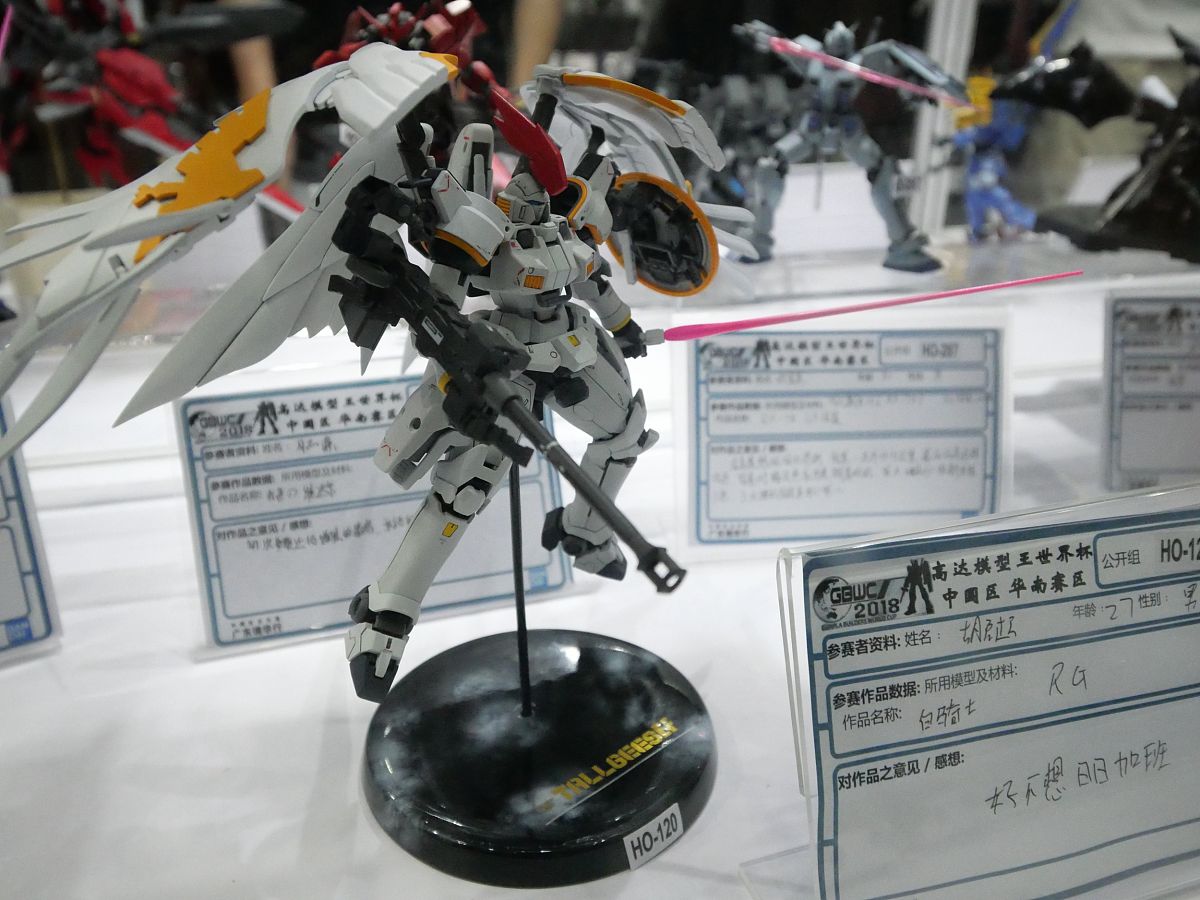 一个Alitalia女孩穿着白色机甲服装驾驶着白色高达机甲在一片废墟之上一束光照着女孩和机甲光束中有一些粒子摄影特写35mm镜头8K帮我把这段话用一段自然语言描述出来