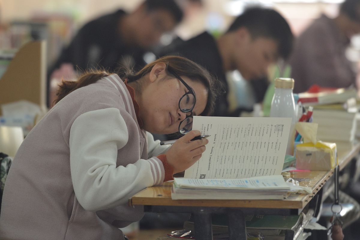 2019年11月2日,在安徽阜阳师范大学西湖校区,准备参加考研的学生在紧
