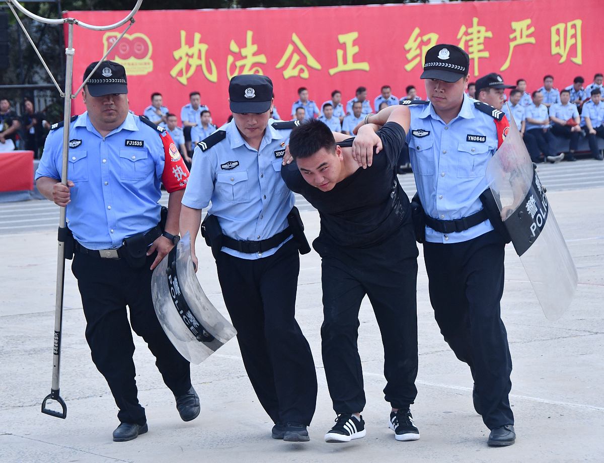 公安民警年度考核总结：成绩突出，未来可期