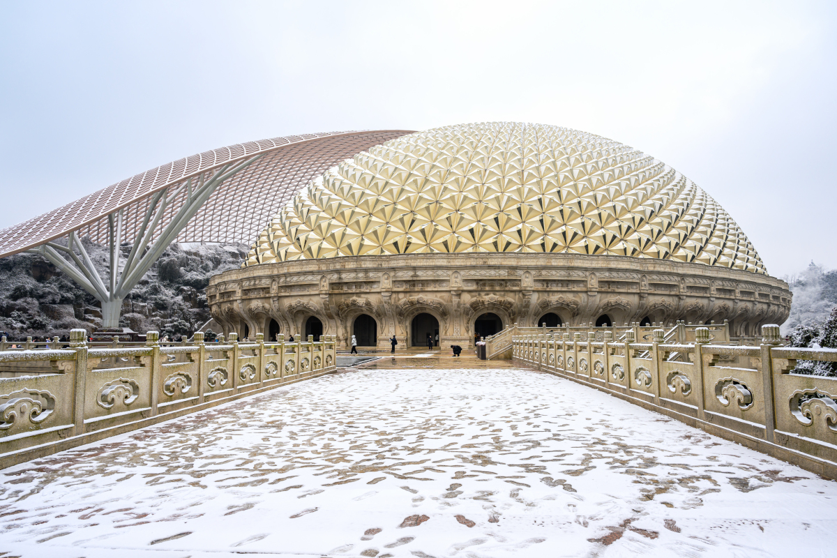 佛顶宫,座落于牛首山文化旅游区,其独特的主题和建筑结构吸引着众多