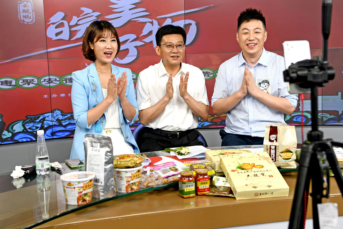 2020年6月6日晚,安徽淮南市副市长李朝晖(中)化身"超级带货员"走进安