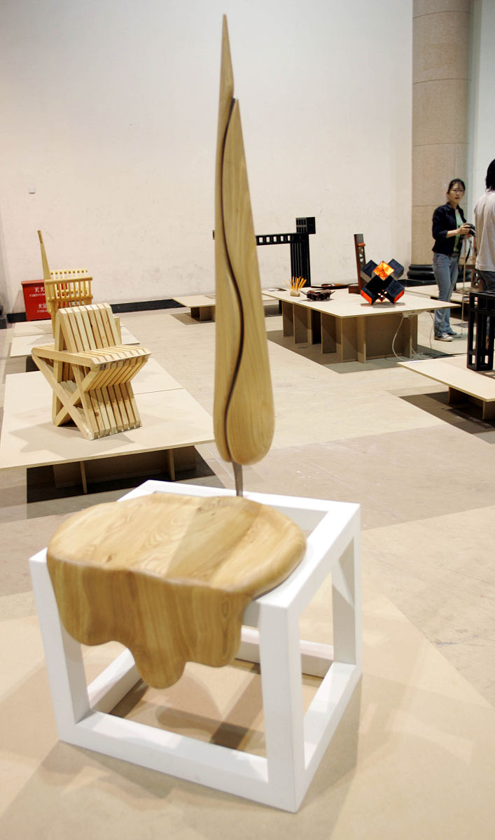 实用艺术是指主要以实用为目的的艺术和主要以纯粹的审美为目的的纯粹艺术相对吗