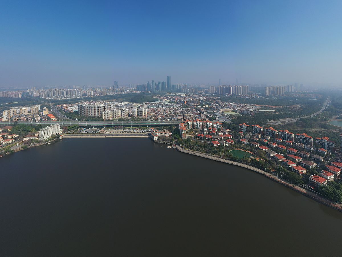 2021年2月15日,广东省东莞市,水濂山水库水濂湖公园,映湖山庄与水濂湖