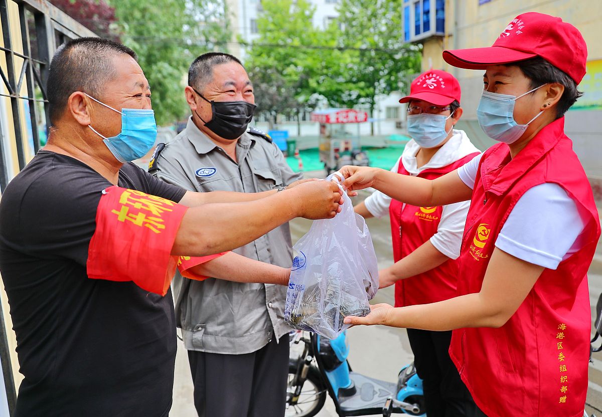 我为业主做件事字我是物业保安在11栋1单元捡到一条毯子